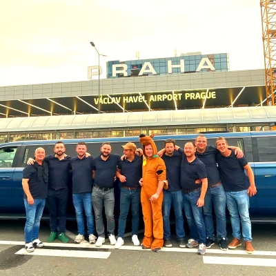 Service de navette en hummer à l’arrivée + une stripteaseuse